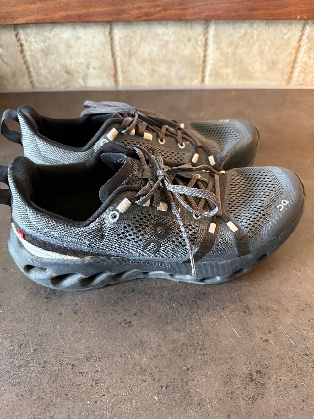 On Cloudsurfer Trail Sneakers